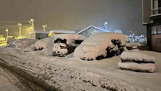 Safranbolu'da araçlar kar altında adeta kayboldu