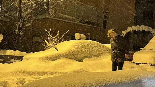 Safranbolu'da araçlar kar altında adeta kayboldu