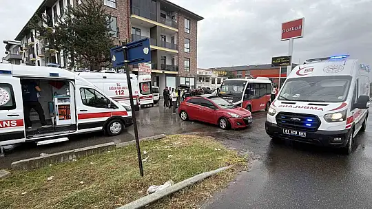 Sağanak beraberinde kazayı getirdi: 5 yaralı