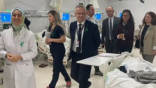 Sağlık çalışanları organ bağışının önemine dikkat çekmek için yeşil kurdele taktı