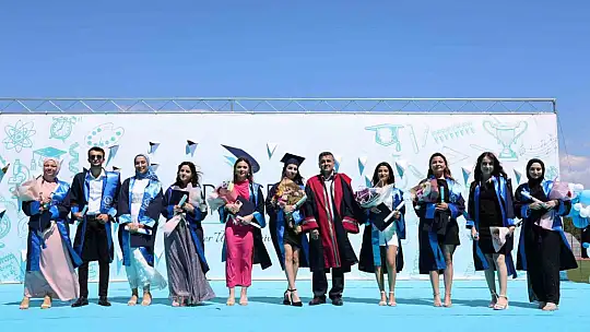 Sağlıkçıların açtığı pankartlar güldürdü