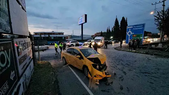 Sakarya'da ticari taksi ve otomobil çarpıştı: 6 yaralı