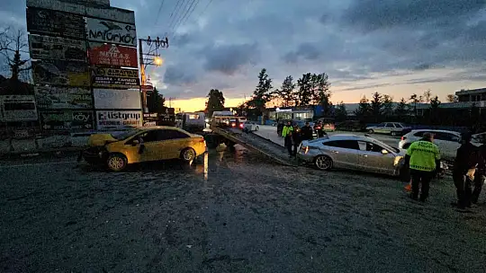 Sakarya'da ticari taksi ve otomobil çarpıştı: 6 yaralı