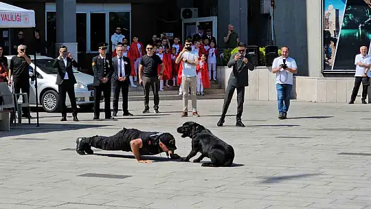 Saldırı köpeği, jandarmanın caydırıcı yüzünü gösterdi