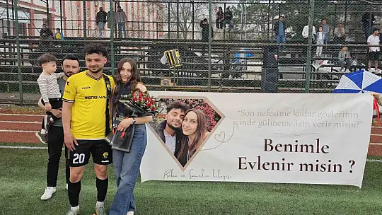 Şampiyonluk maçında futbolcudan, kız arkadaşına evlilik teklifi