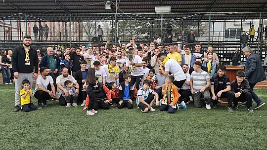 Şampiyonluk maçında futbolcudan, kız arkadaşına evlilik teklifi