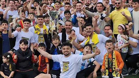 Şampiyonluk maçında futbolcudan, kız arkadaşına evlilik teklifi