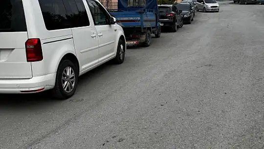 Sanayi içinde kuralsız park eden araçlar çekiliyor
