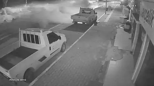 Saniyeler içinde gelen dev dalgalar sahili savaş alanına çevirdi