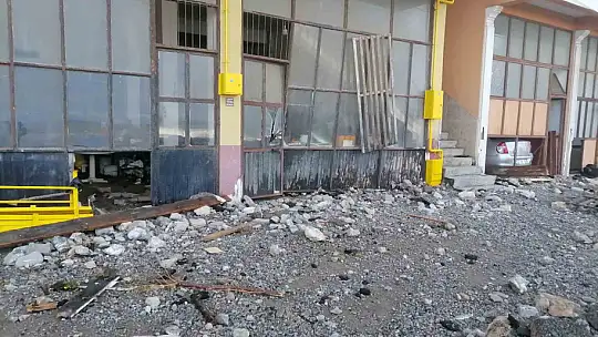 Saniyeler içinde gelen dev dalgalar sahili savaş alanına çevirdi