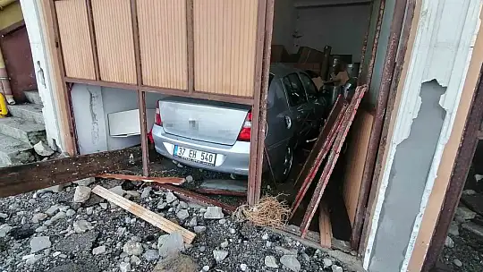 Saniyeler içinde gelen dev dalgalar sahili savaş alanına çevirdi