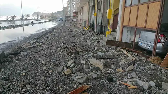 Saniyeler içinde gelen dev dalgalar sahili savaş alanına çevirdi