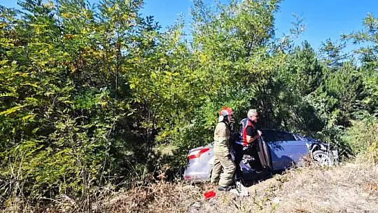 Şarampole uçan otomobildeki 3 kişi yaralandı