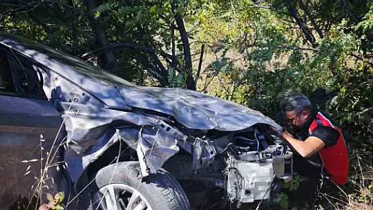 Şarampole uçan otomobildeki 3 kişi yaralandı