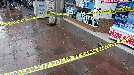 Şehrin en işlek caddesinde tüfekle rastgele ateş açtı, 4 kişi yaralandı: Olay anı kamerada