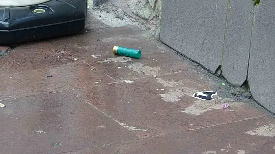 Şehrin en işlek caddesinde tüfekle rastgele ateş açtı, 4 kişi yaralandı: Olay anı kamerada