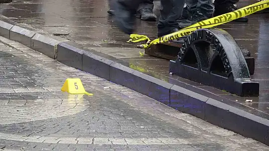Şehrin en işlek caddesinde tüfekle rastgele ateş açtı, 4 kişi yaralandı: Olay anı kamerada