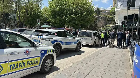 Şehrin göbeğindeki silahlı kavga polisi harekete geçirdi