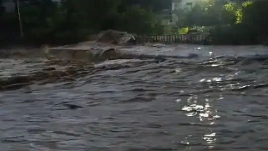 Sel afetinin yaşandığı Cide'de derenin taştığı anlar kamerada