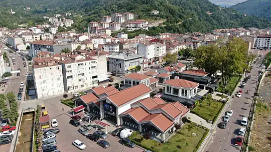 yeniden inşa edilen ilçede kendi mağazasını açarak hayata tutundu