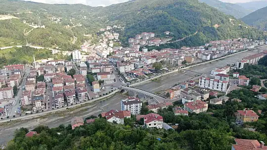 yeniden inşa edilen ilçede kendi mağazasını açarak hayata tutundu
