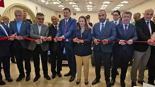 Sepet şeklinde tasarlanan insan saçında çikolata ikramı