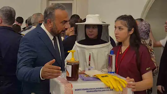 Sepet şeklinde tasarlanan insan saçında çikolata ikramı