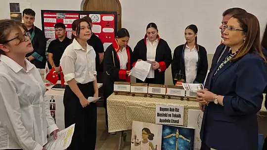 Sepet şeklinde tasarlanan insan saçında çikolata ikramı