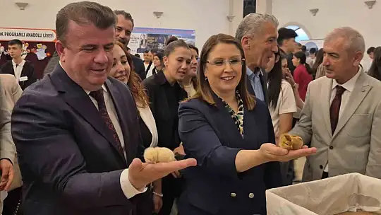 Sepet şeklinde tasarlanan insan saçında çikolata ikramı
