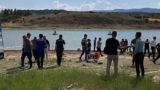 Serinlemek için baraja giren 3 kişi boğularak can verdi