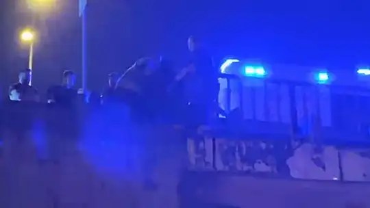 Sevgilisiyle tartıştı, köprüye çıktı