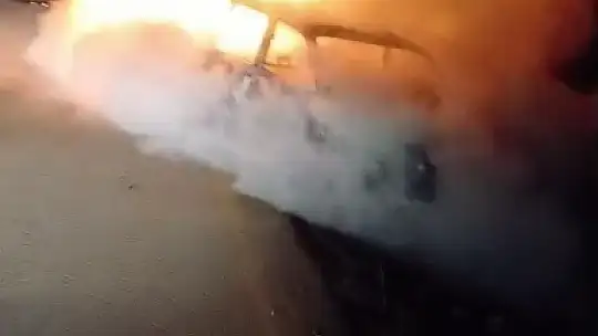 Seyir halindeki otomobil alev alev yandı