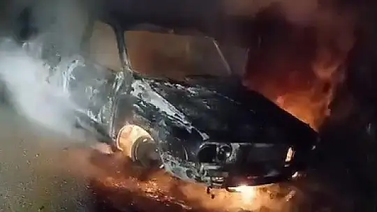 Seyir halindeki otomobil alev alev yandı
