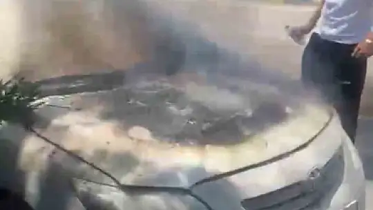 Seyir halindeki otomobilin motor kısmında yangın çıktı