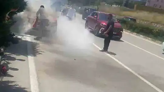 Seyir halindeki otomobilin motor kısmında yangın çıktı