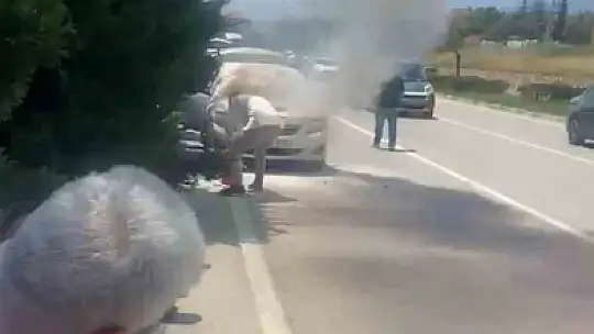 Seyir halindeki otomobilin motor kısmında yangın çıktı