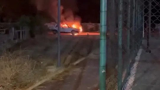 Seyir halindeki Tofaş otomobil alev topuna döndü