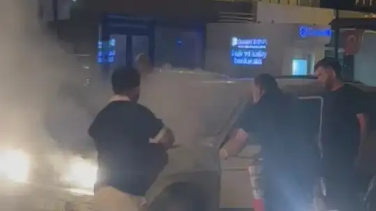 Seyir halindeyken alev alan otomobilin yardımına vatandaşlar yetişti