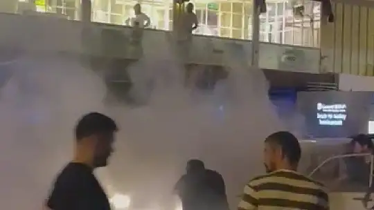 Seyir halindeyken alev alan otomobilin yardımına vatandaşlar yetişti