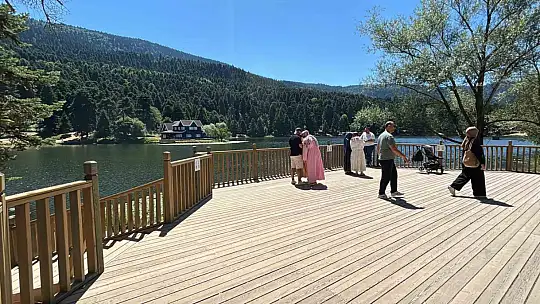 Sıcak havadan bunalan vatandaşlar soluğu Gölcük Tabiat Parkı'nda aldı