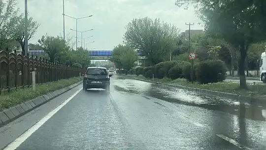 Şiddetli dolu etrafı beyaza bürüdü