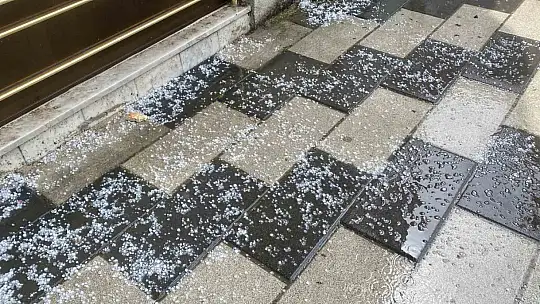 Şiddetli dolu etrafı beyaza bürüdü