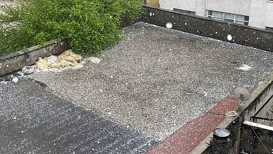 Şiddetli dolu etrafı beyaza bürüdü