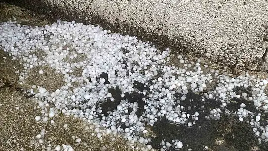 Şiddetli dolu etrafı beyaza bürüdü