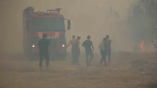 Şiddetli rüzgar alevleri yerleşim yerine yaklaştırmaya devam ediyor