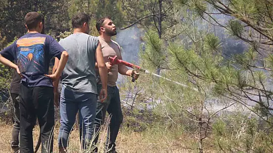 Şiddetli rüzgar alevleri yerleşim yerine yaklaştırmaya devam ediyor