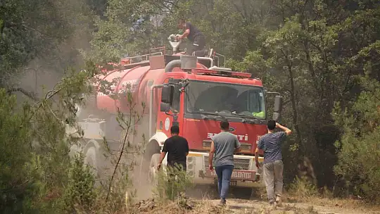 Şiddetli rüzgar alevleri yerleşim yerine yaklaştırmaya devam ediyor