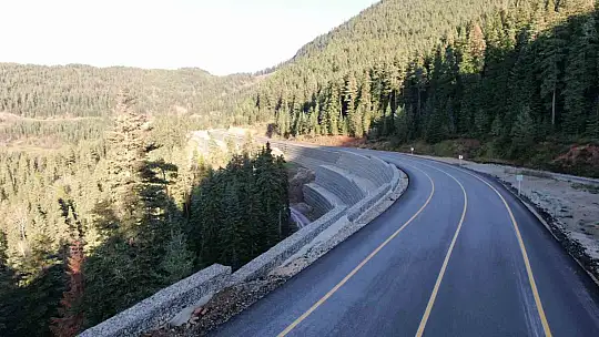 Sık sık heyelanların yaşandığı 2 bin rakımlı dağ çelik ağlarla örülüyor