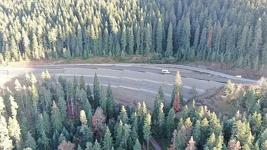 Sık sık heyelanların yaşandığı 2 bin rakımlı dağ çelik ağlarla örülüyor