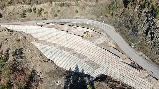 Sık sık heyelanların yaşandığı 2 bin rakımlı dağ çelik ağlarla örülüyor